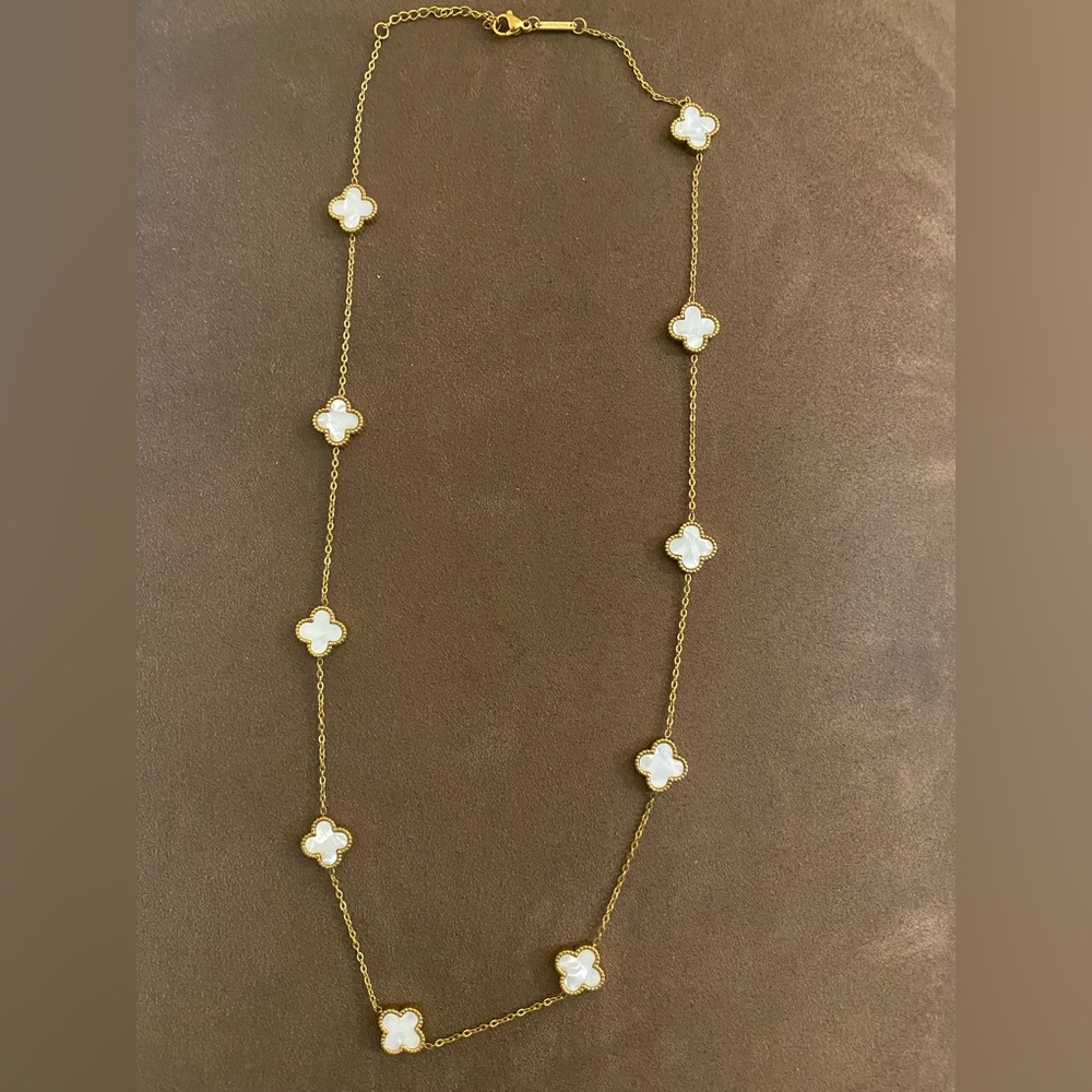 Clover leaf Mother of pearl necklace.